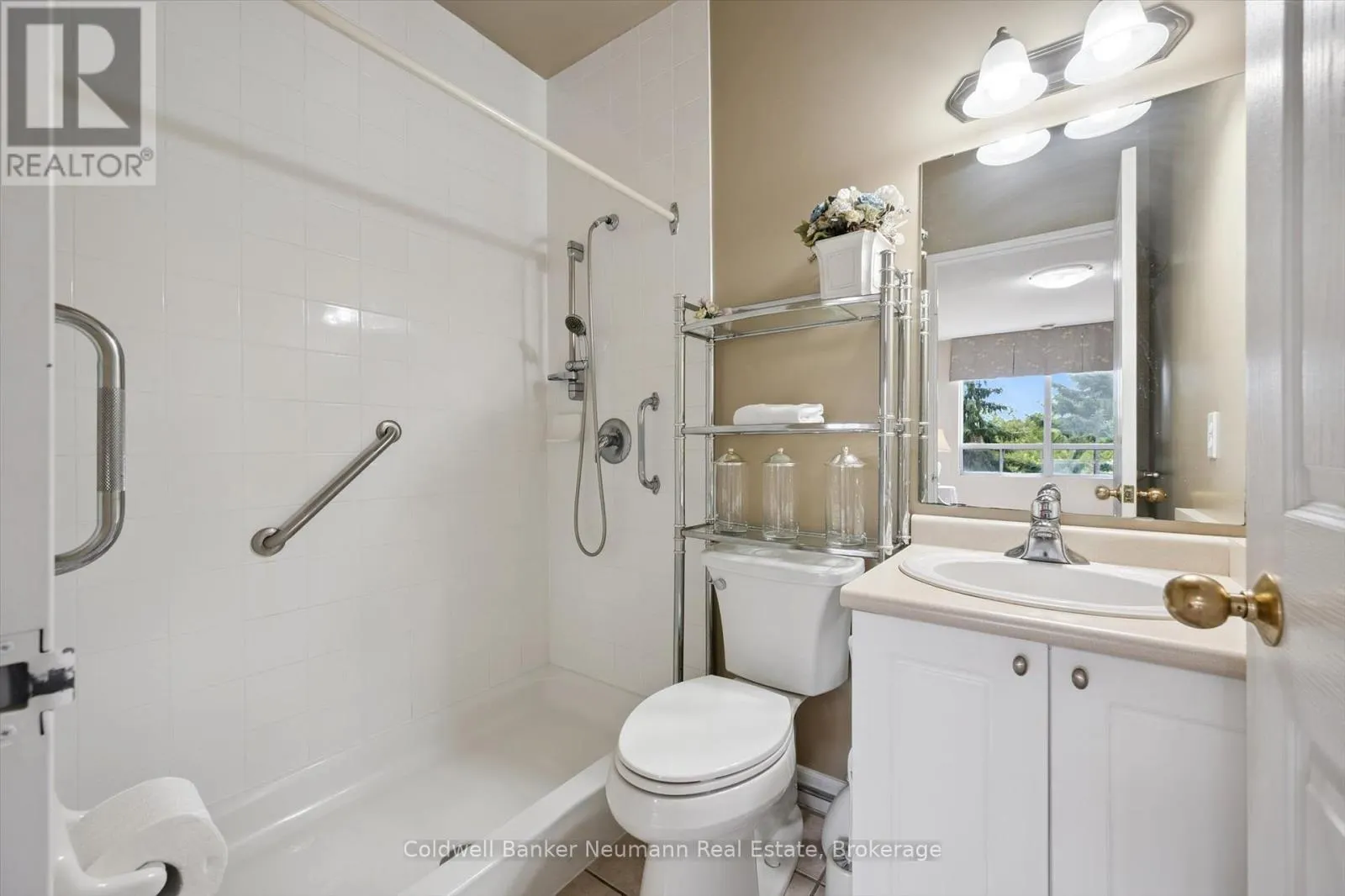 206 - 60 WYNDHAM STREET S, #206