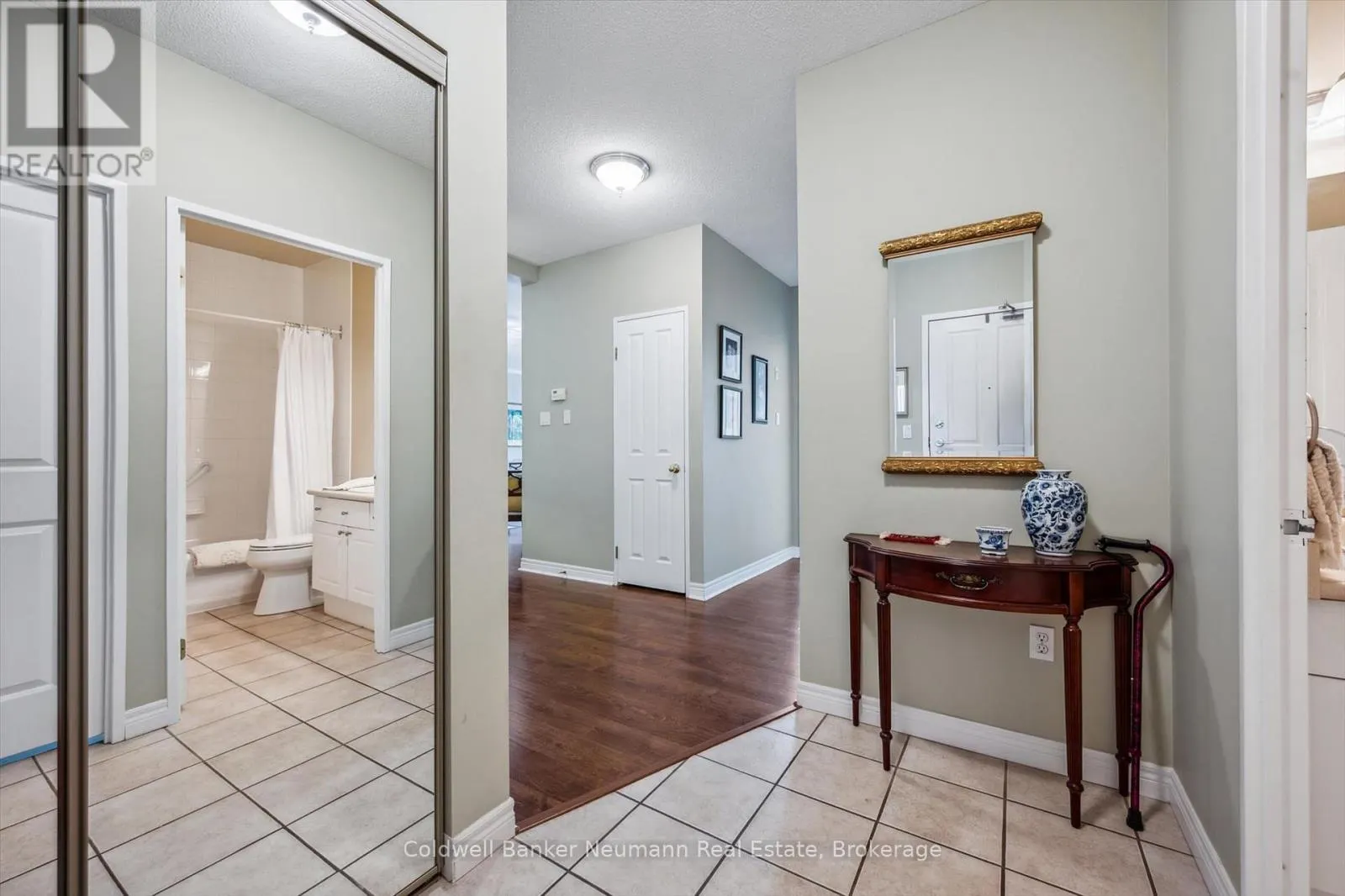 206 - 60 WYNDHAM STREET S, #206