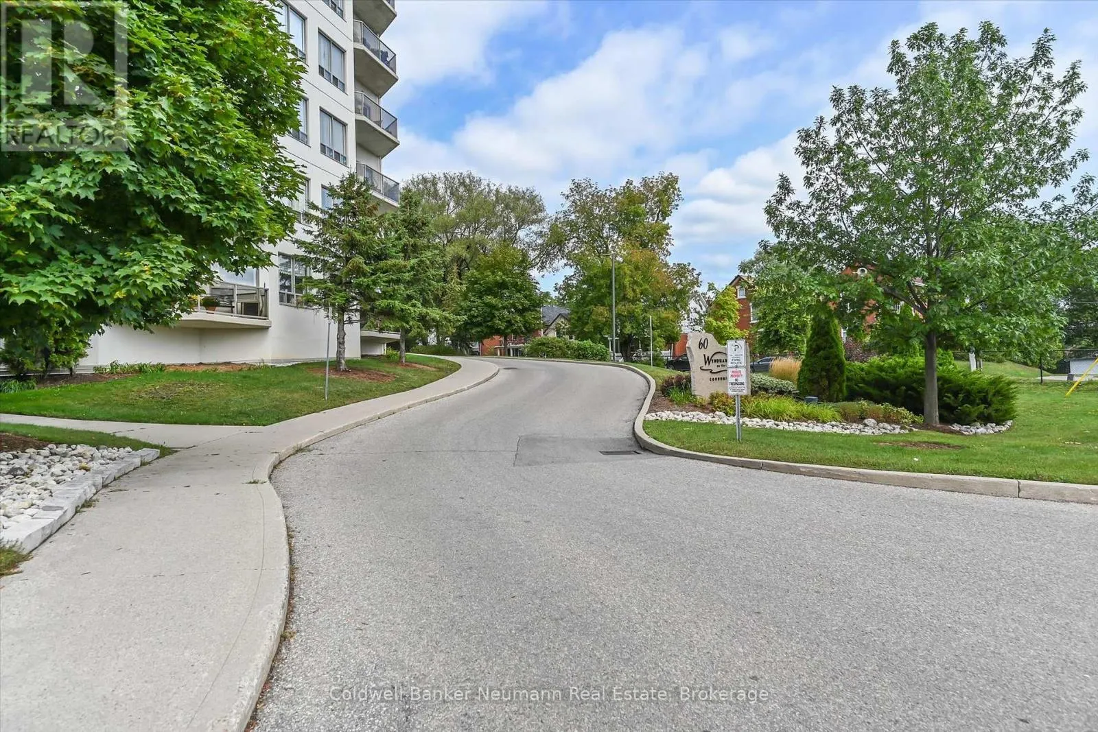 206 - 60 WYNDHAM STREET S, #206