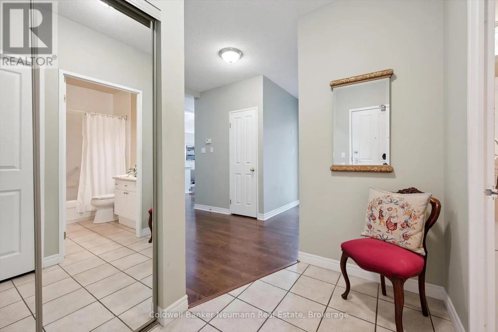 206 - 60 WYNDHAM STREET S, #206