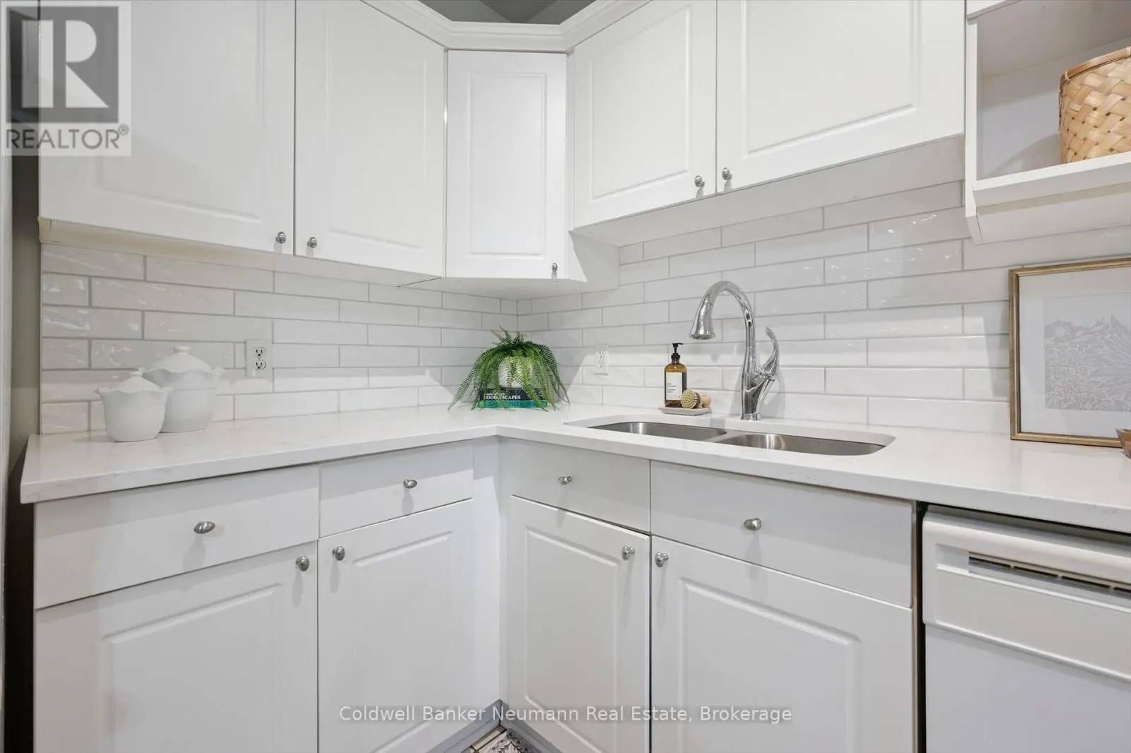 206 - 60 WYNDHAM STREET S, #206