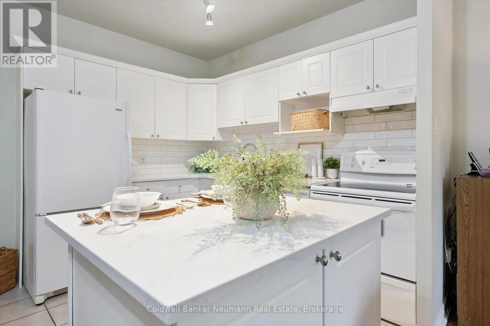 206 - 60 WYNDHAM STREET S, #206