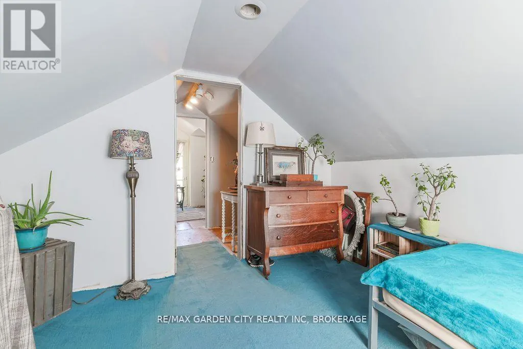 1009 CANNON STREET E