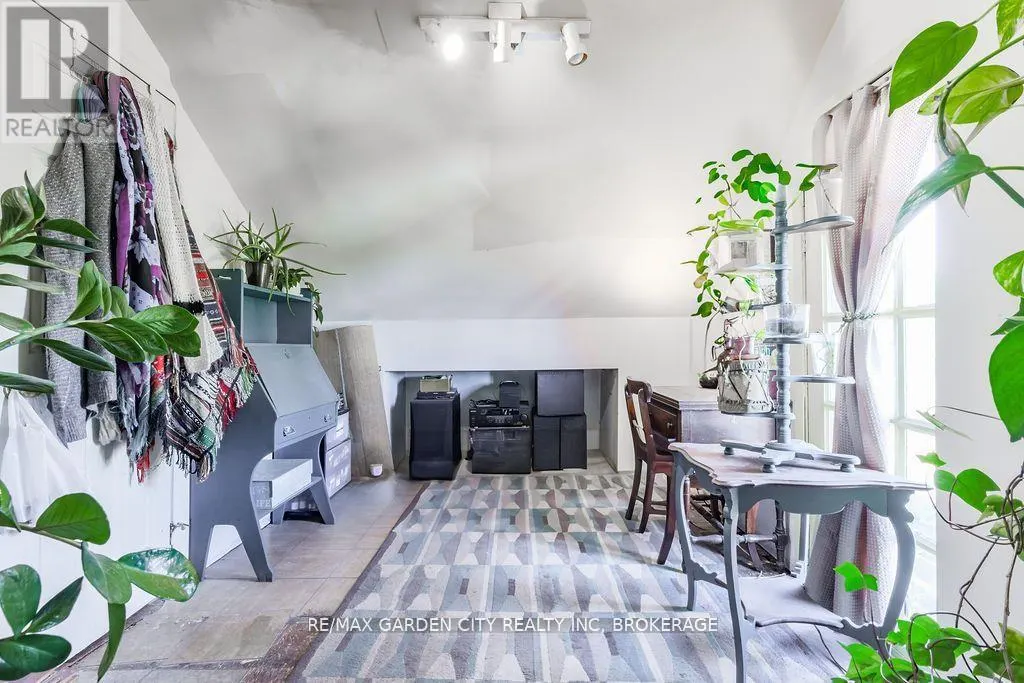 1009 CANNON STREET E