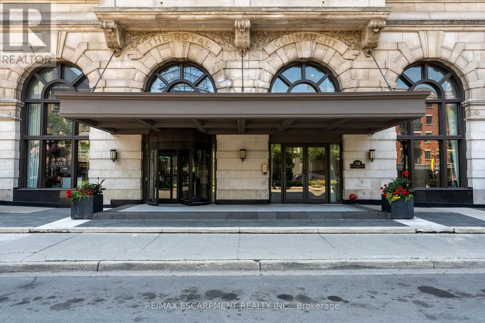 921 - 118 KING STREET E