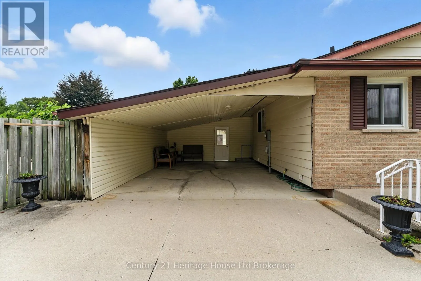 1043 CANFIELD CRESCENT