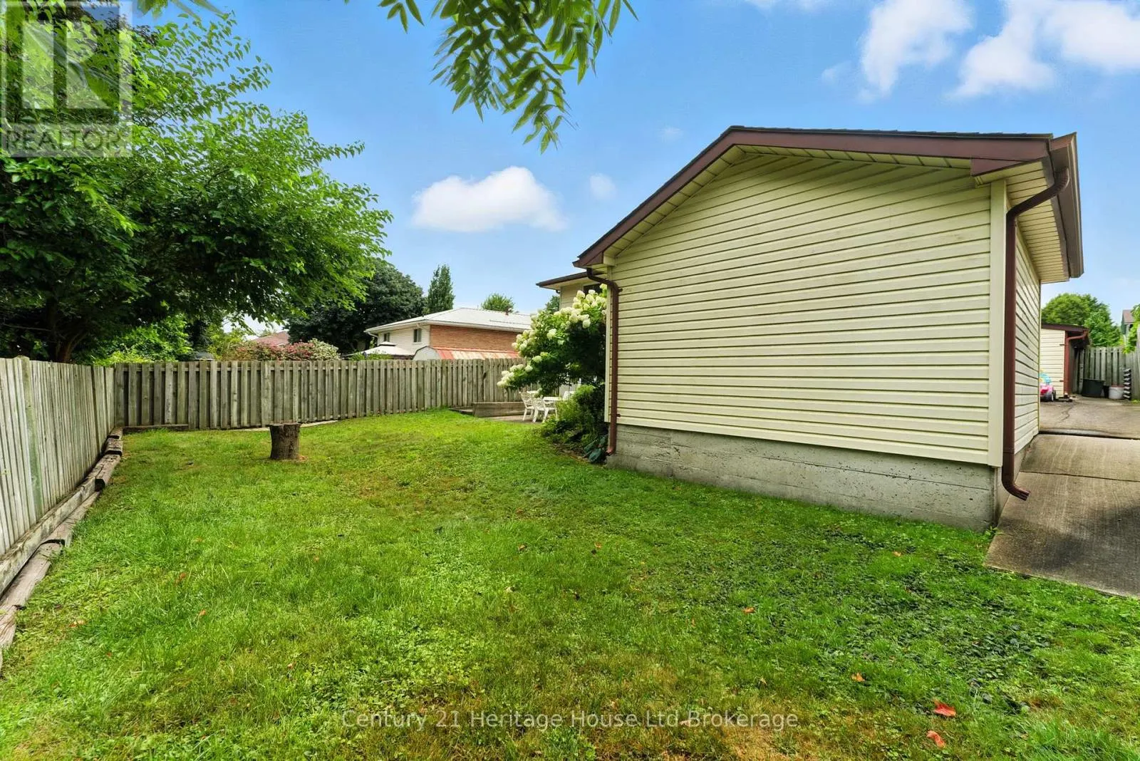 1043 CANFIELD CRESCENT