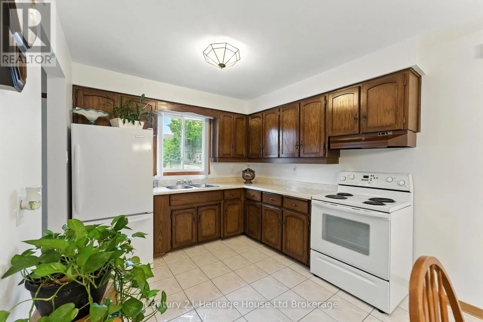 1043 CANFIELD CRESCENT