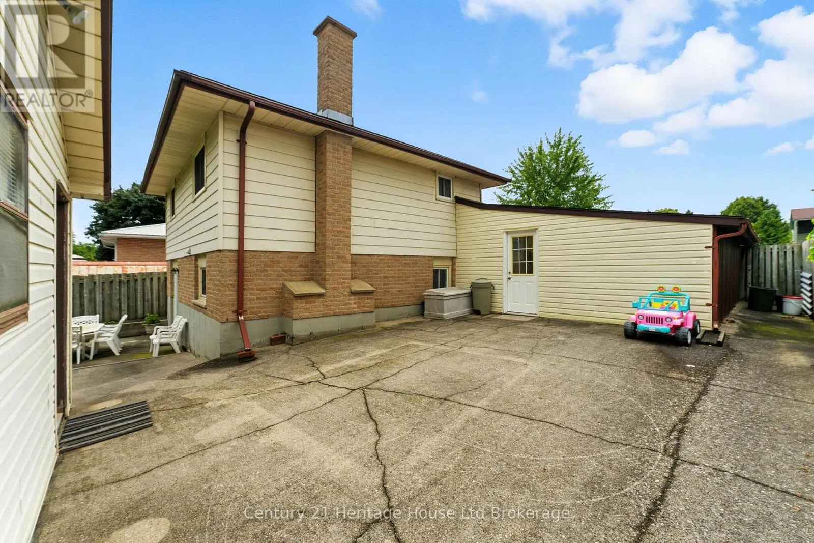 1043 CANFIELD CRESCENT