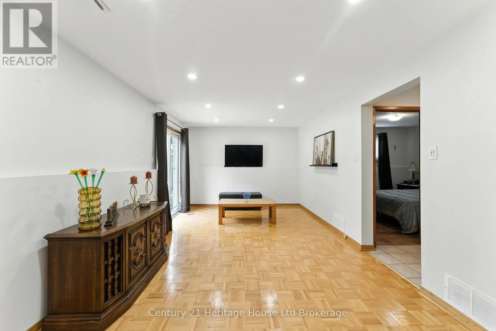 1043 CANFIELD CRESCENT