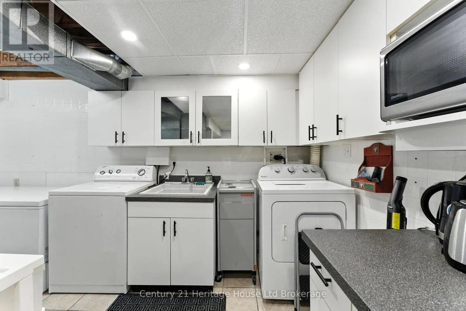 1043 CANFIELD CRESCENT