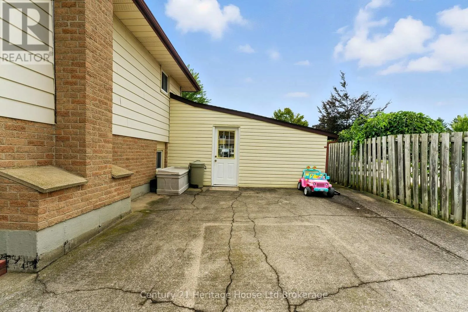 1043 CANFIELD CRESCENT