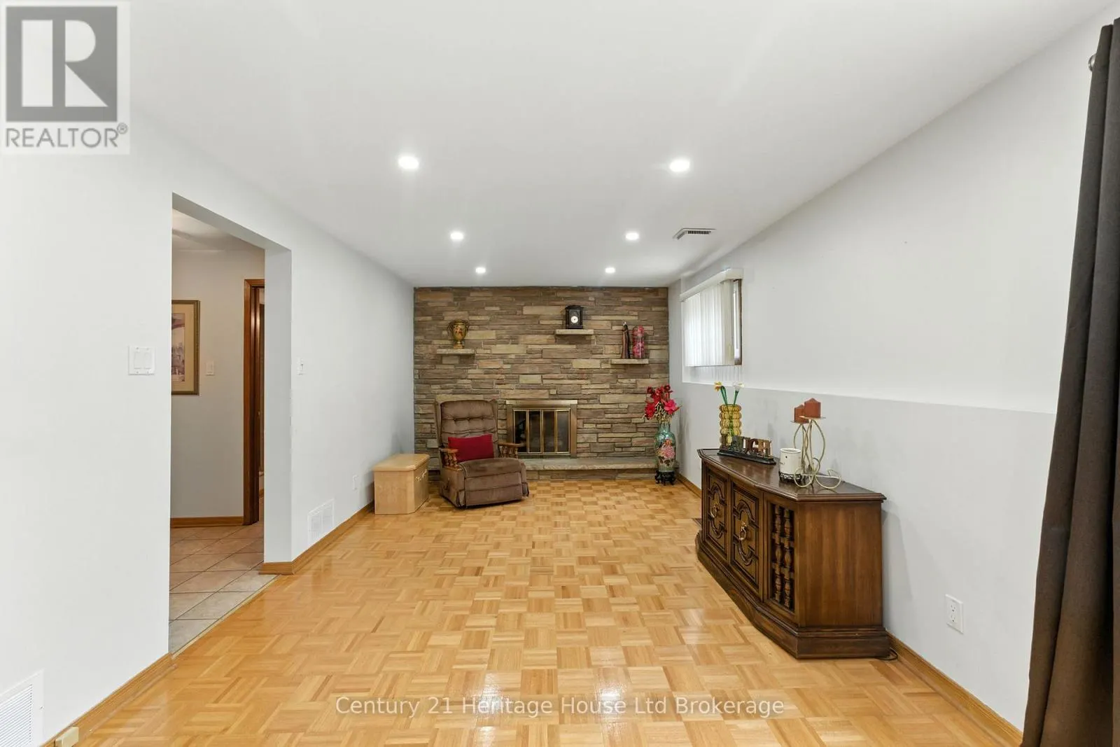 1043 CANFIELD CRESCENT