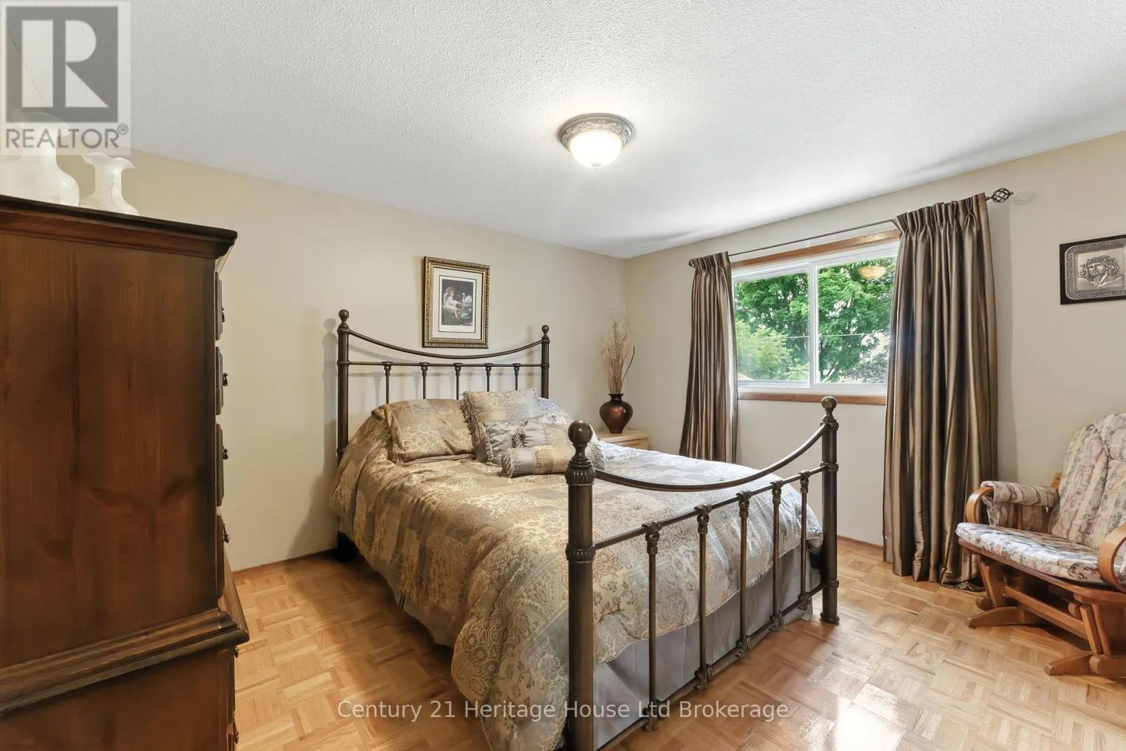 1043 CANFIELD CRESCENT