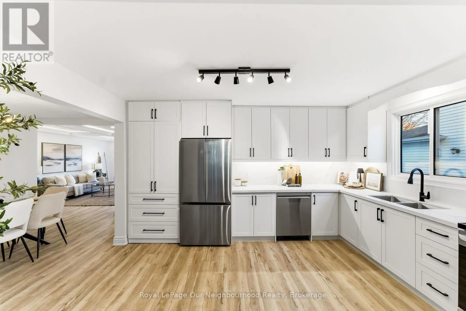 2552 FARMCREST AVENUE