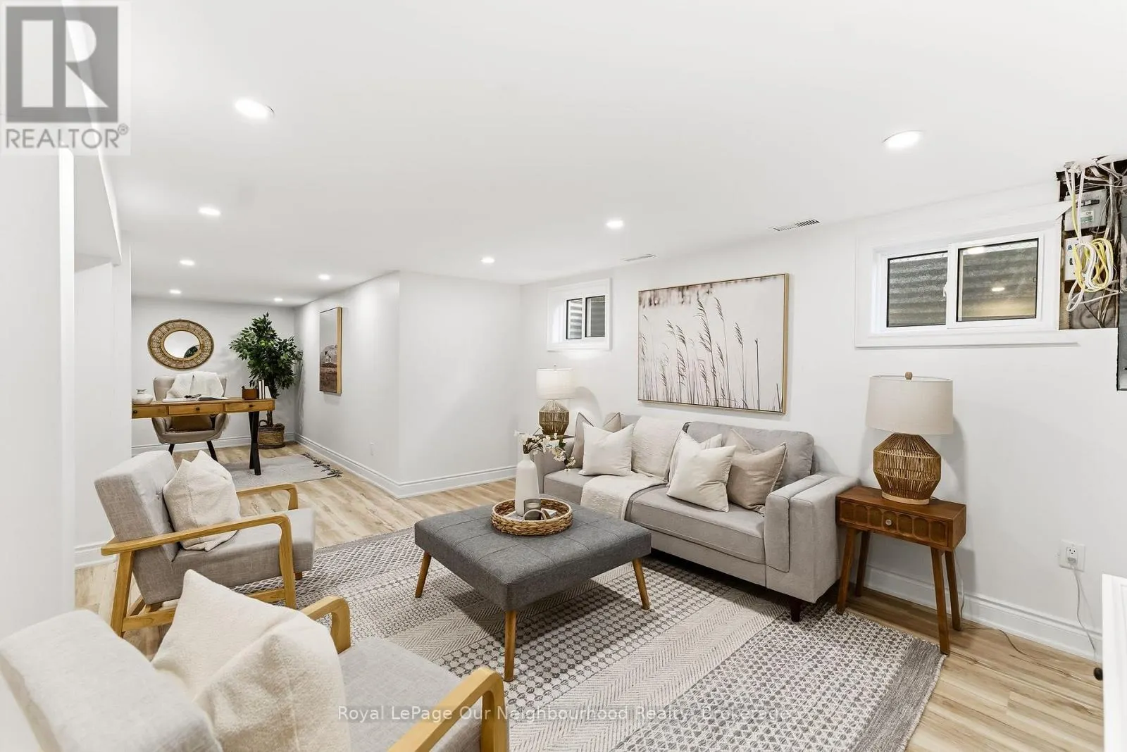 2552 FARMCREST AVENUE