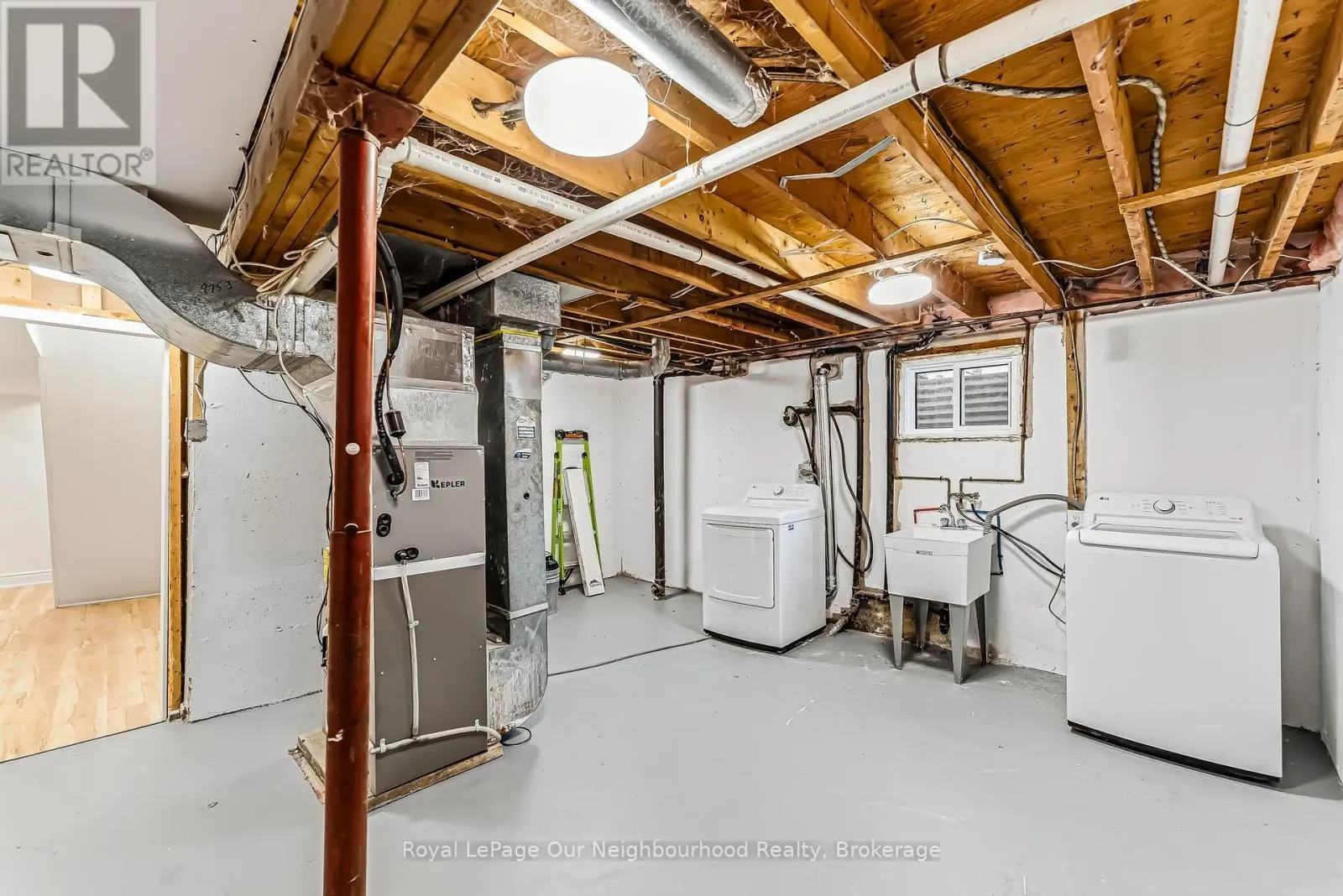 2552 FARMCREST AVENUE