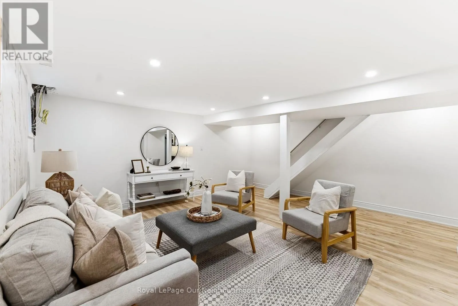 2552 FARMCREST AVENUE