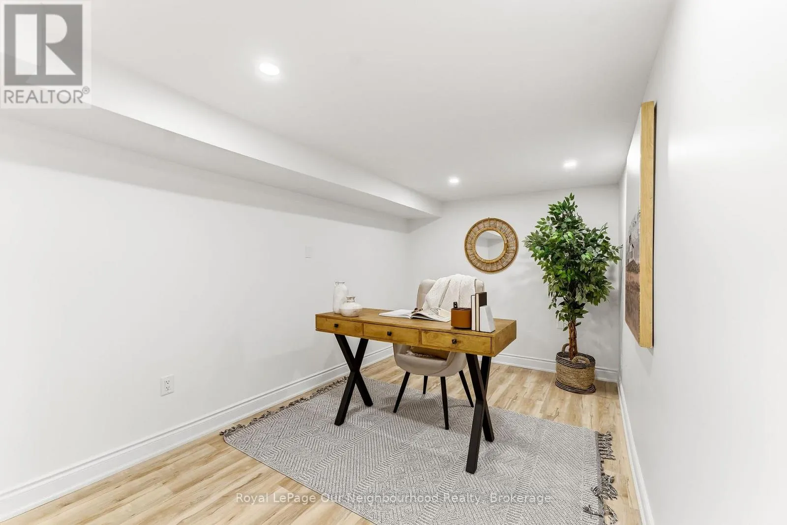 2552 FARMCREST AVENUE