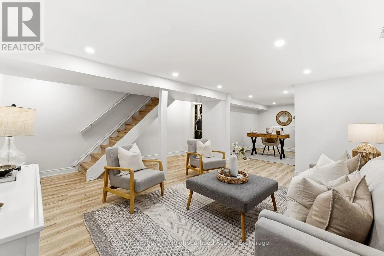 2552 FARMCREST AVENUE