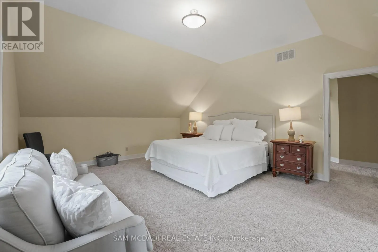 12 - 137122 GREY ROAD