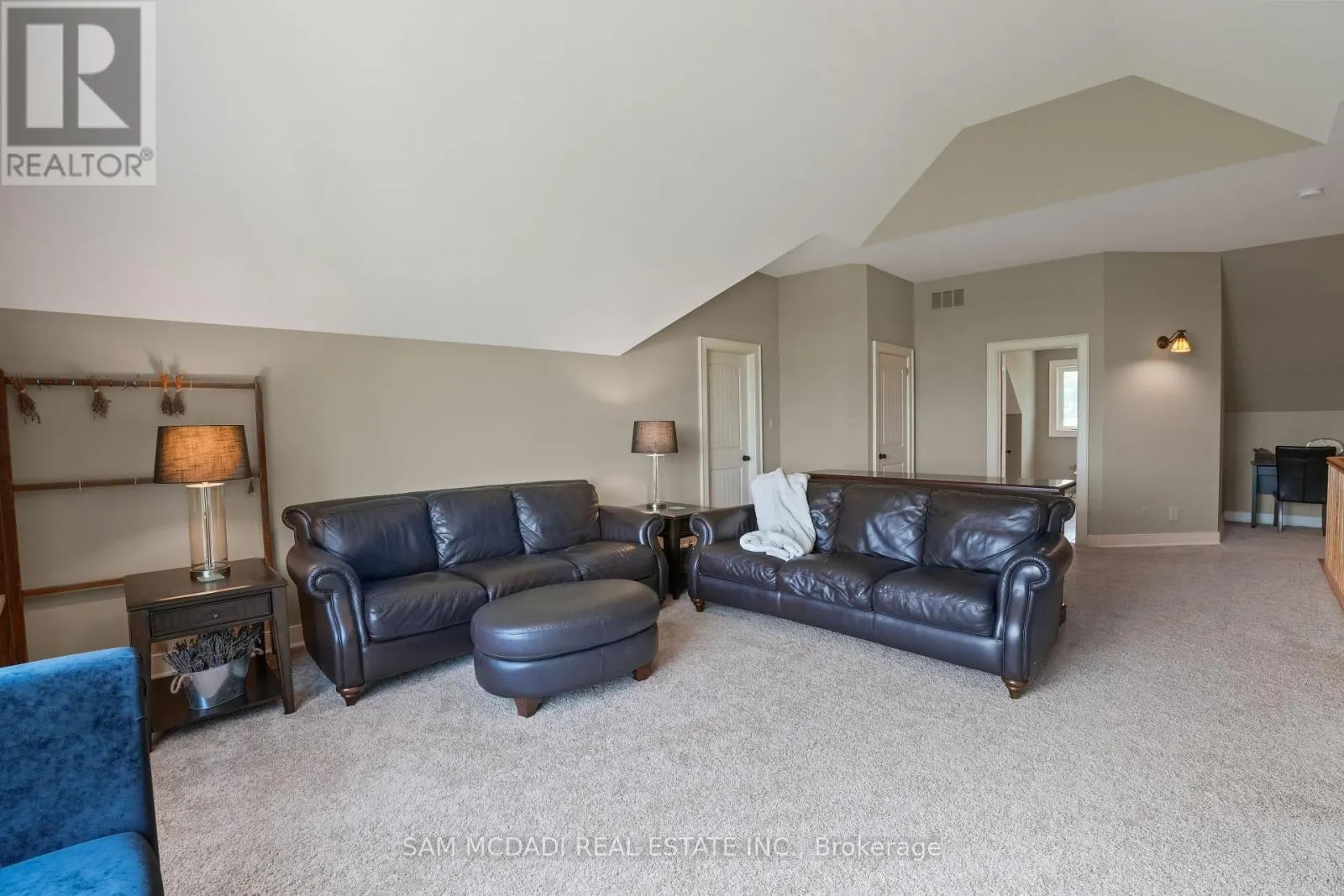 12 - 137122 GREY ROAD