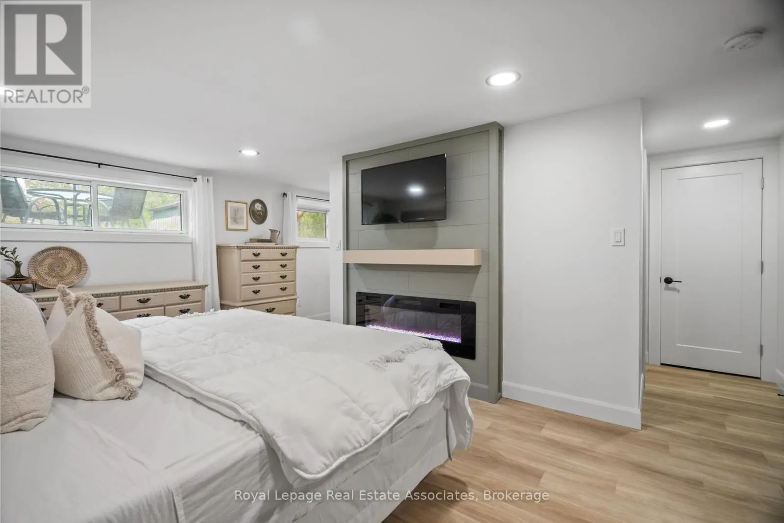 86 QUEENSDALE CRESCENT