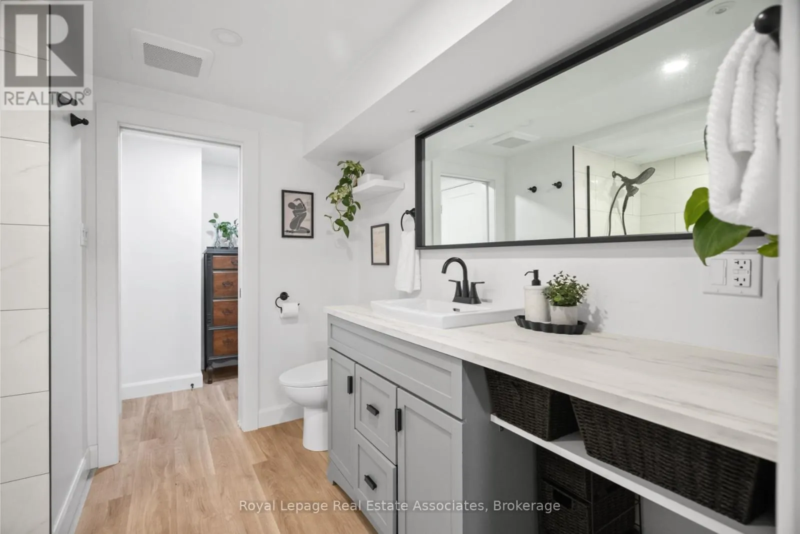 86 QUEENSDALE CRESCENT