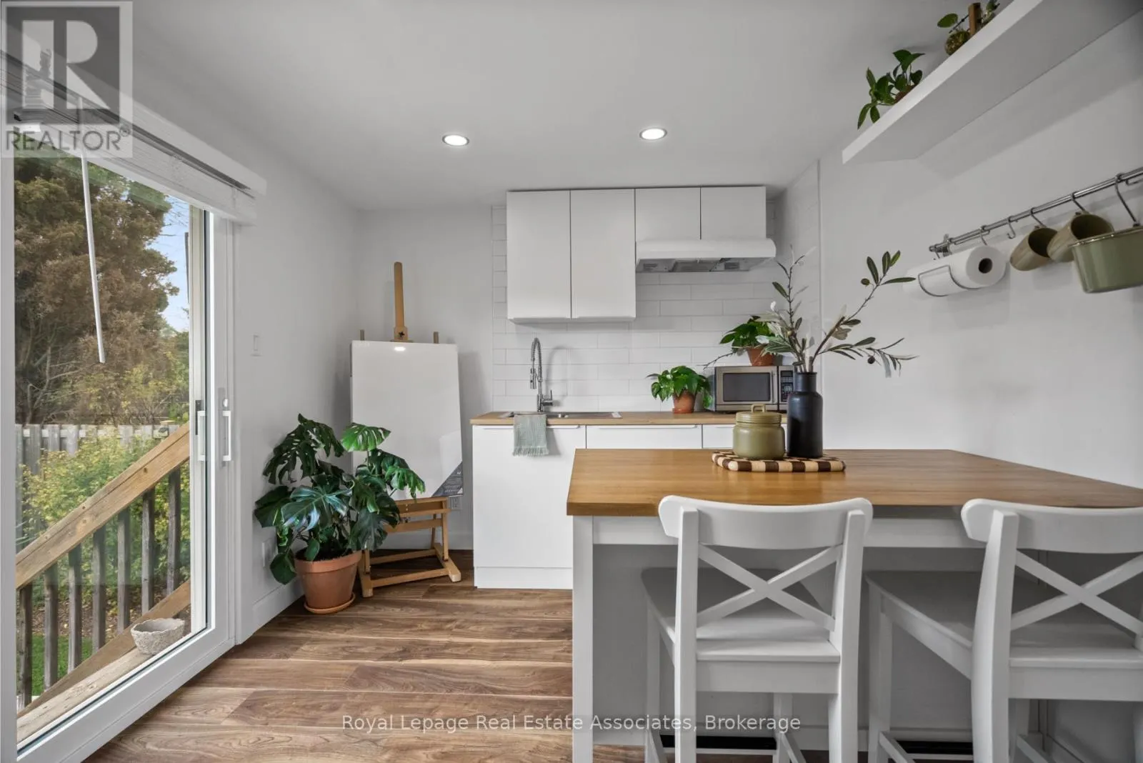 86 QUEENSDALE CRESCENT