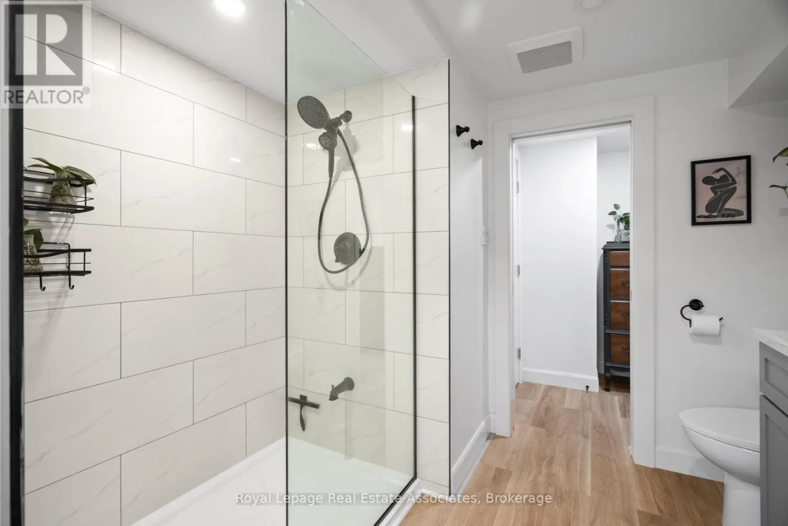 86 QUEENSDALE CRESCENT