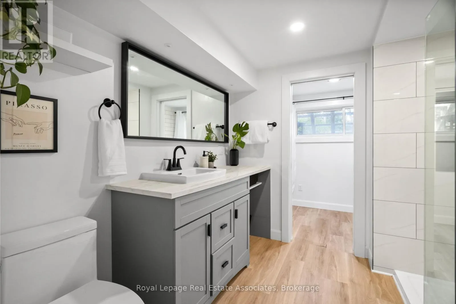 86 QUEENSDALE CRESCENT