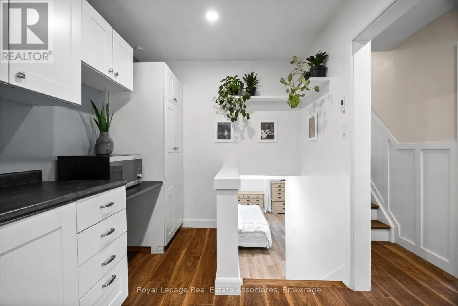 86 QUEENSDALE CRESCENT