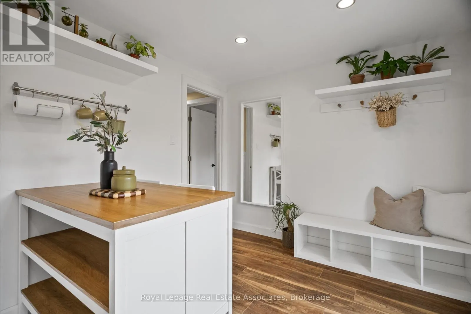 86 QUEENSDALE CRESCENT