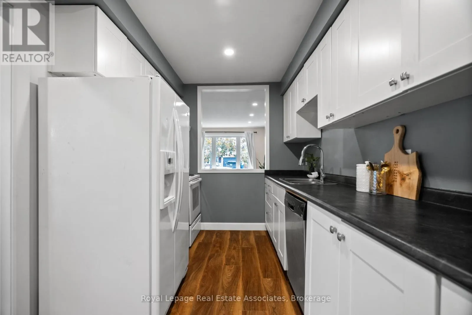 86 QUEENSDALE CRESCENT