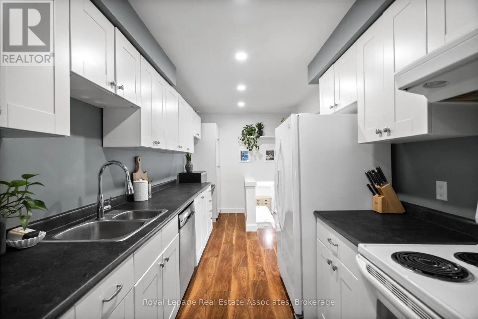 86 QUEENSDALE CRESCENT