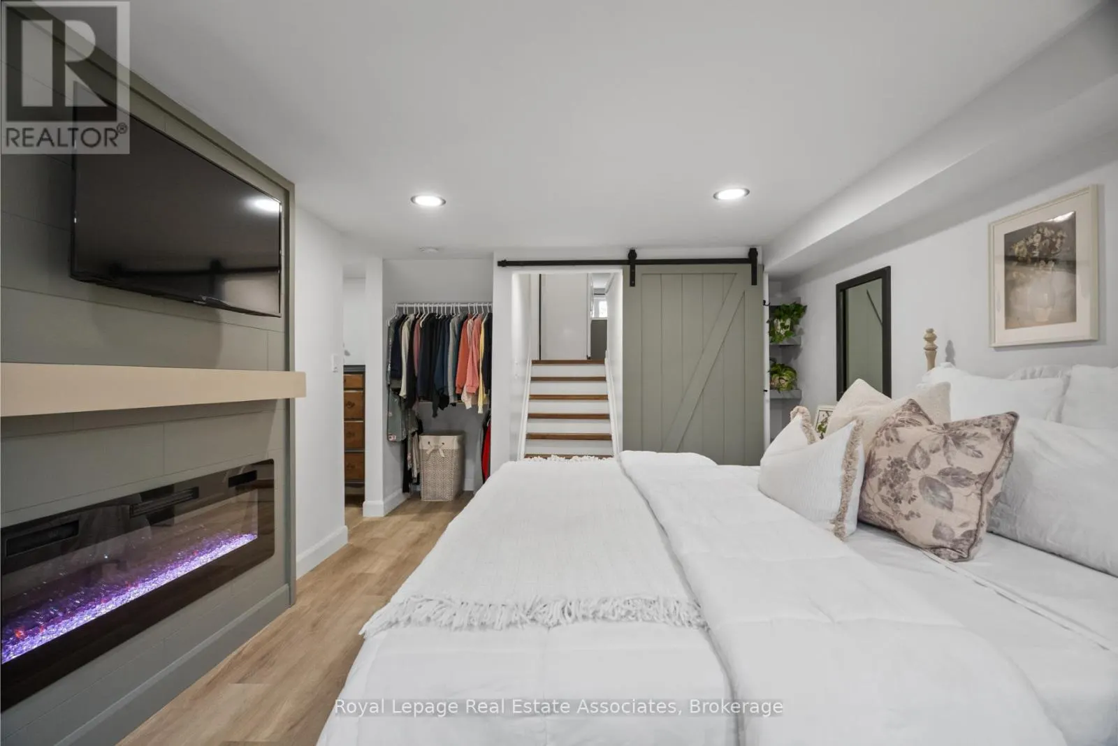 86 QUEENSDALE CRESCENT