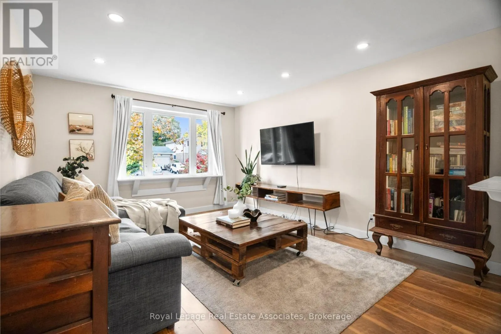 86 QUEENSDALE CRESCENT