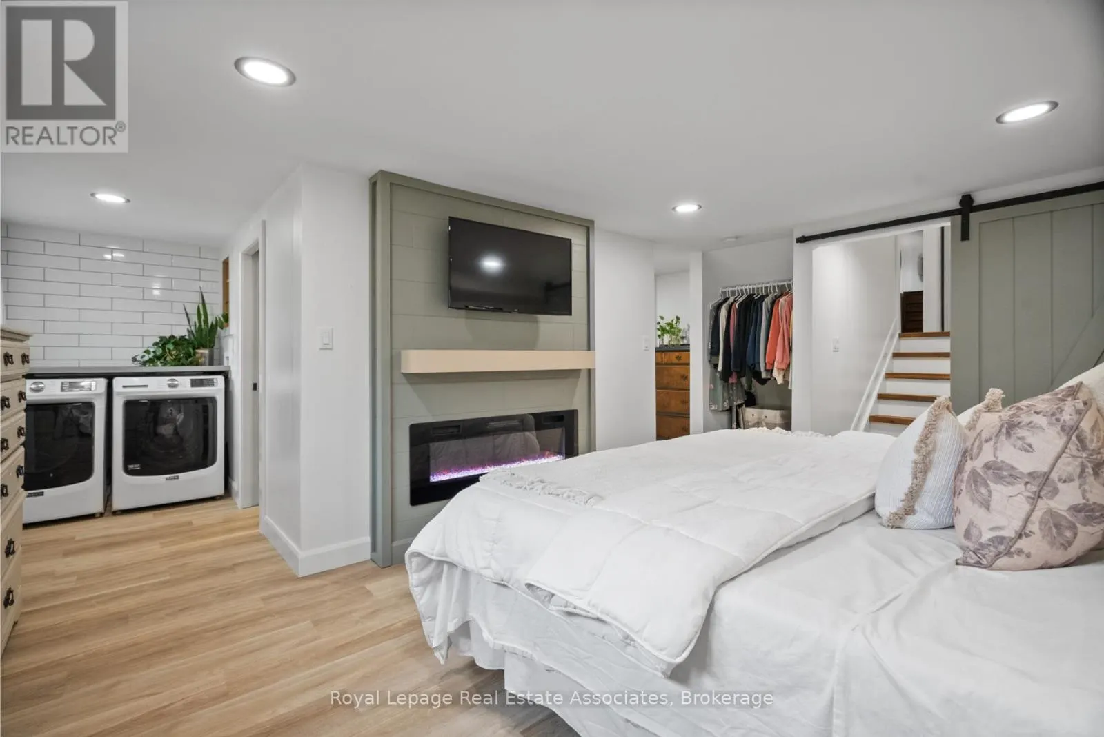 86 QUEENSDALE CRESCENT