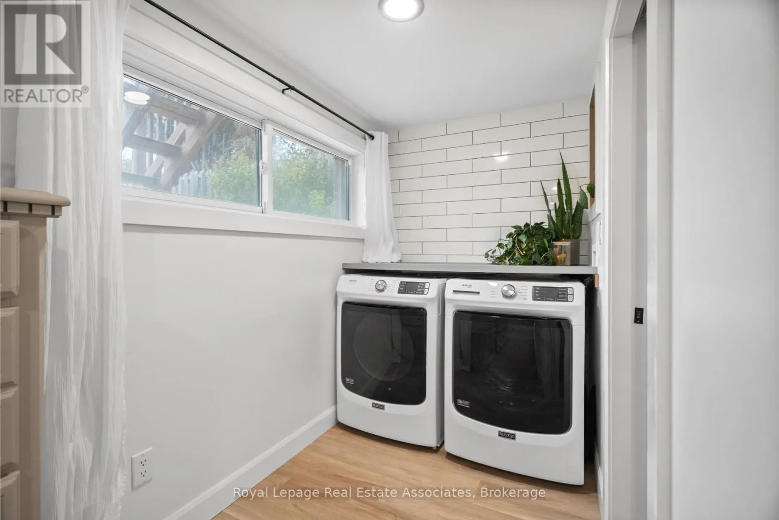 86 QUEENSDALE CRESCENT