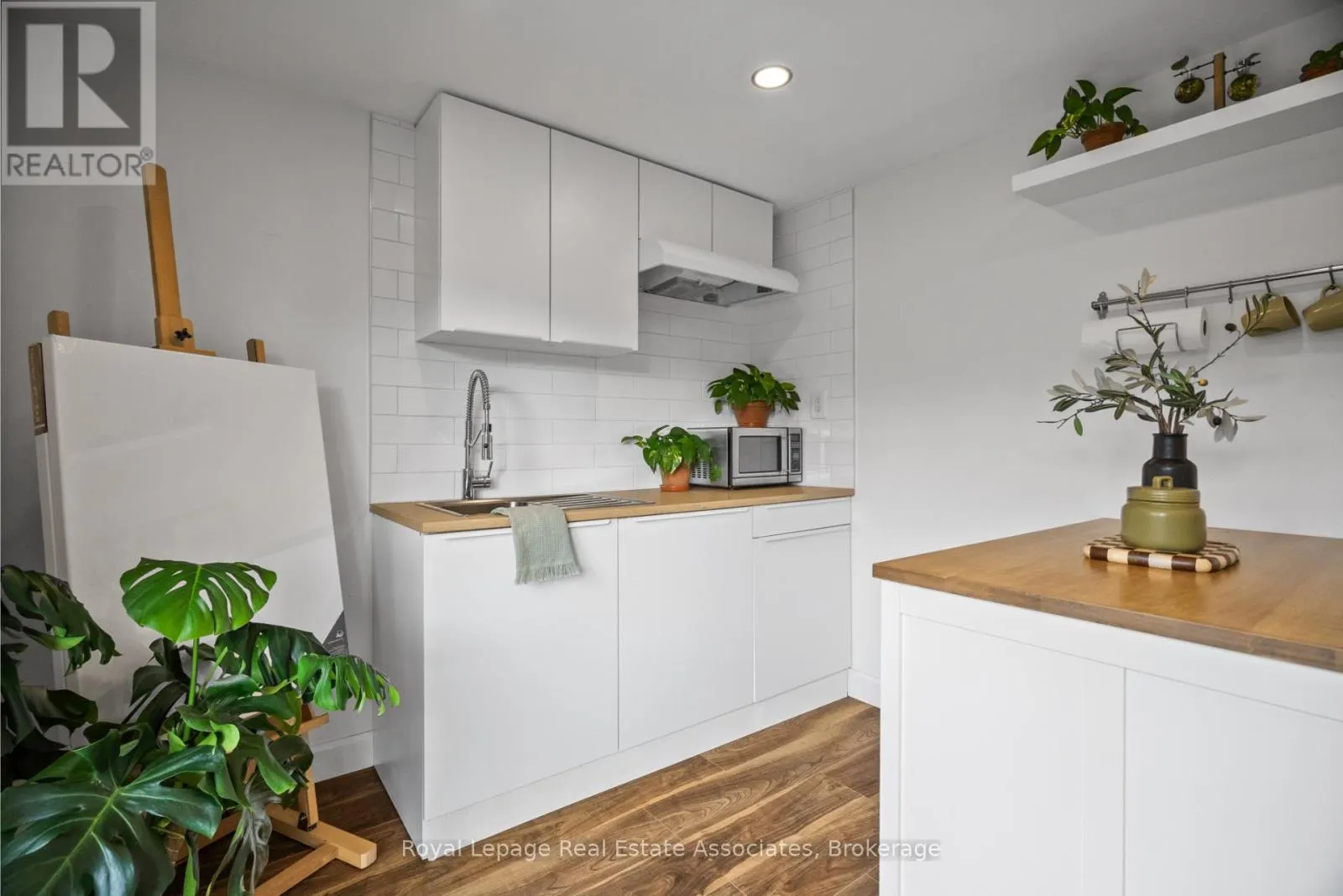 86 QUEENSDALE CRESCENT