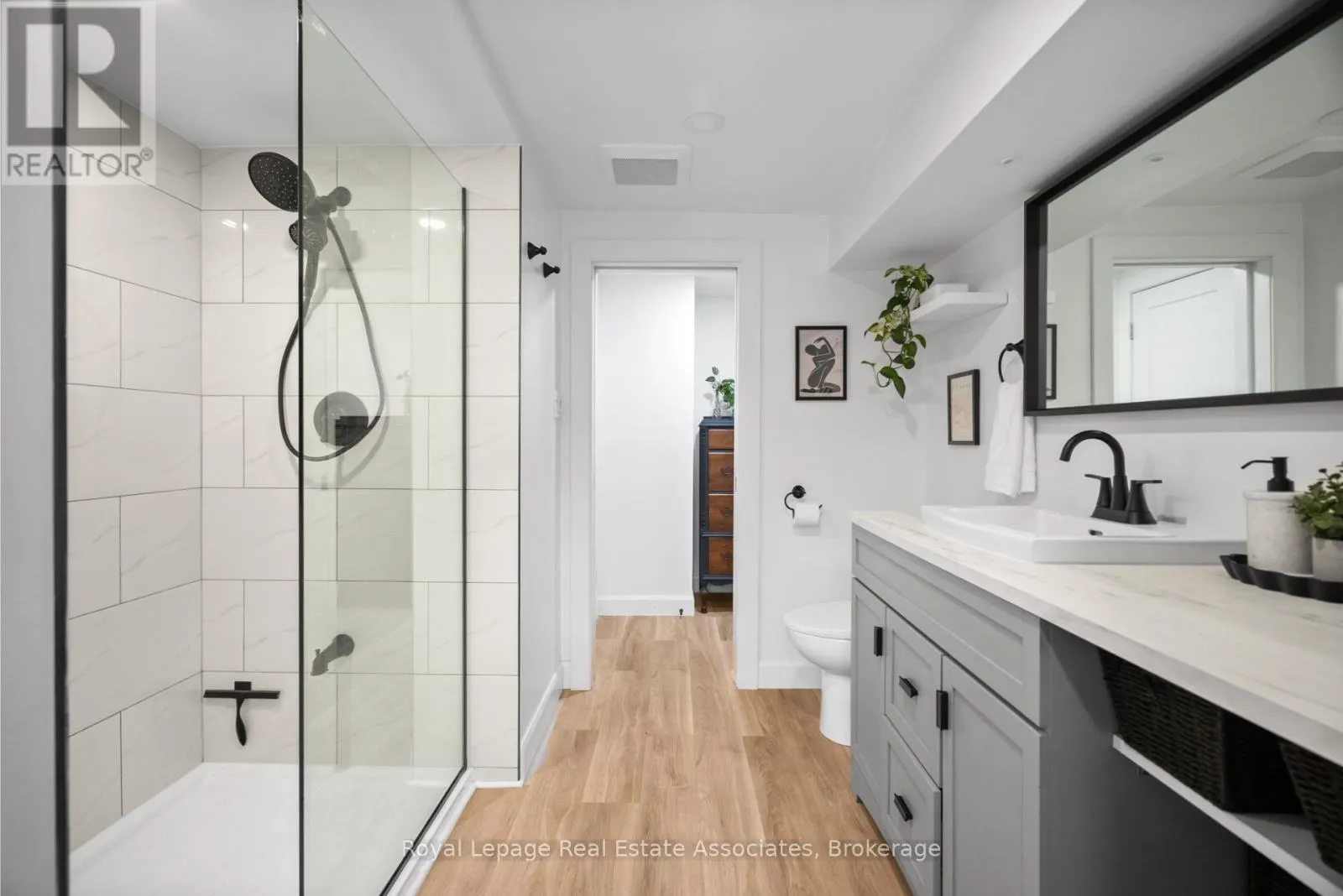 86 QUEENSDALE CRESCENT