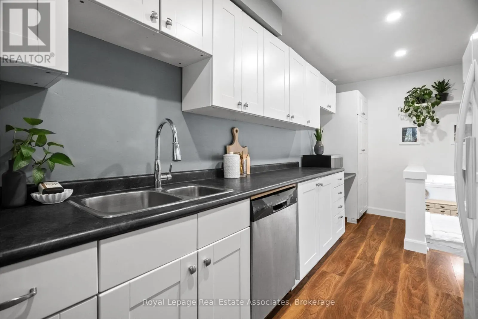 86 QUEENSDALE CRESCENT