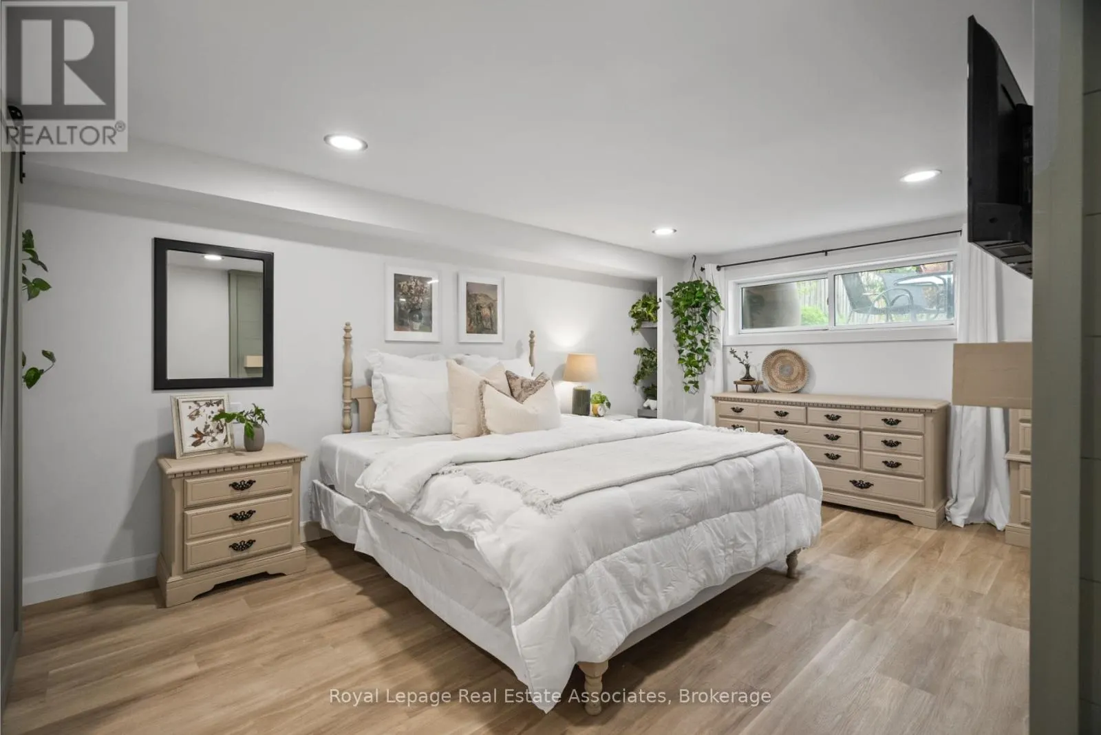 86 QUEENSDALE CRESCENT