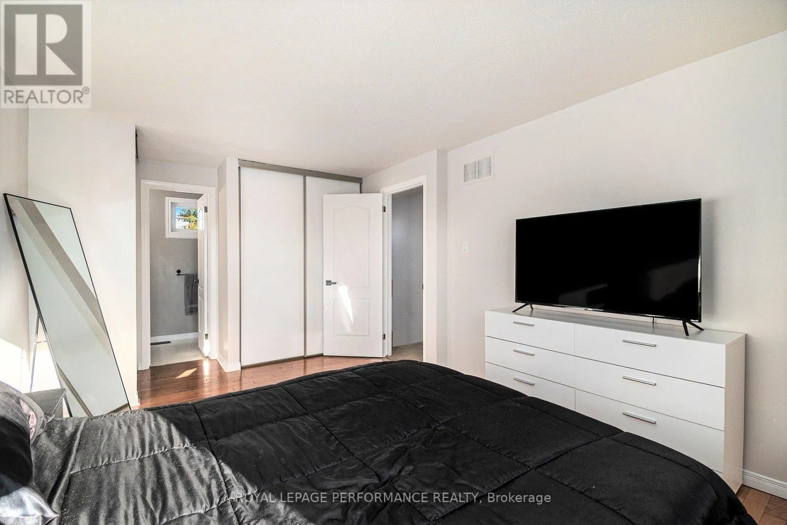 470 ROUGEMOUNT CRESCENT