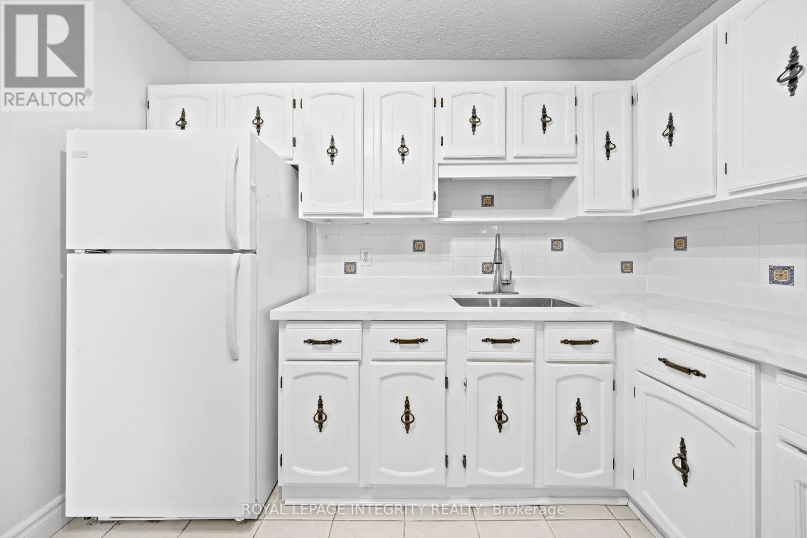 1201 - 900 DYNES ROAD