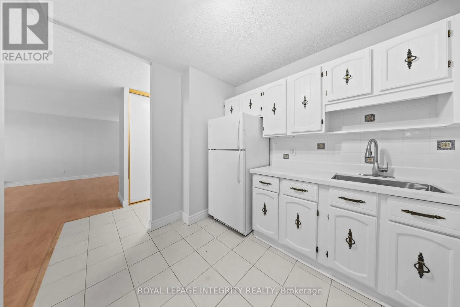 1201 - 900 DYNES ROAD