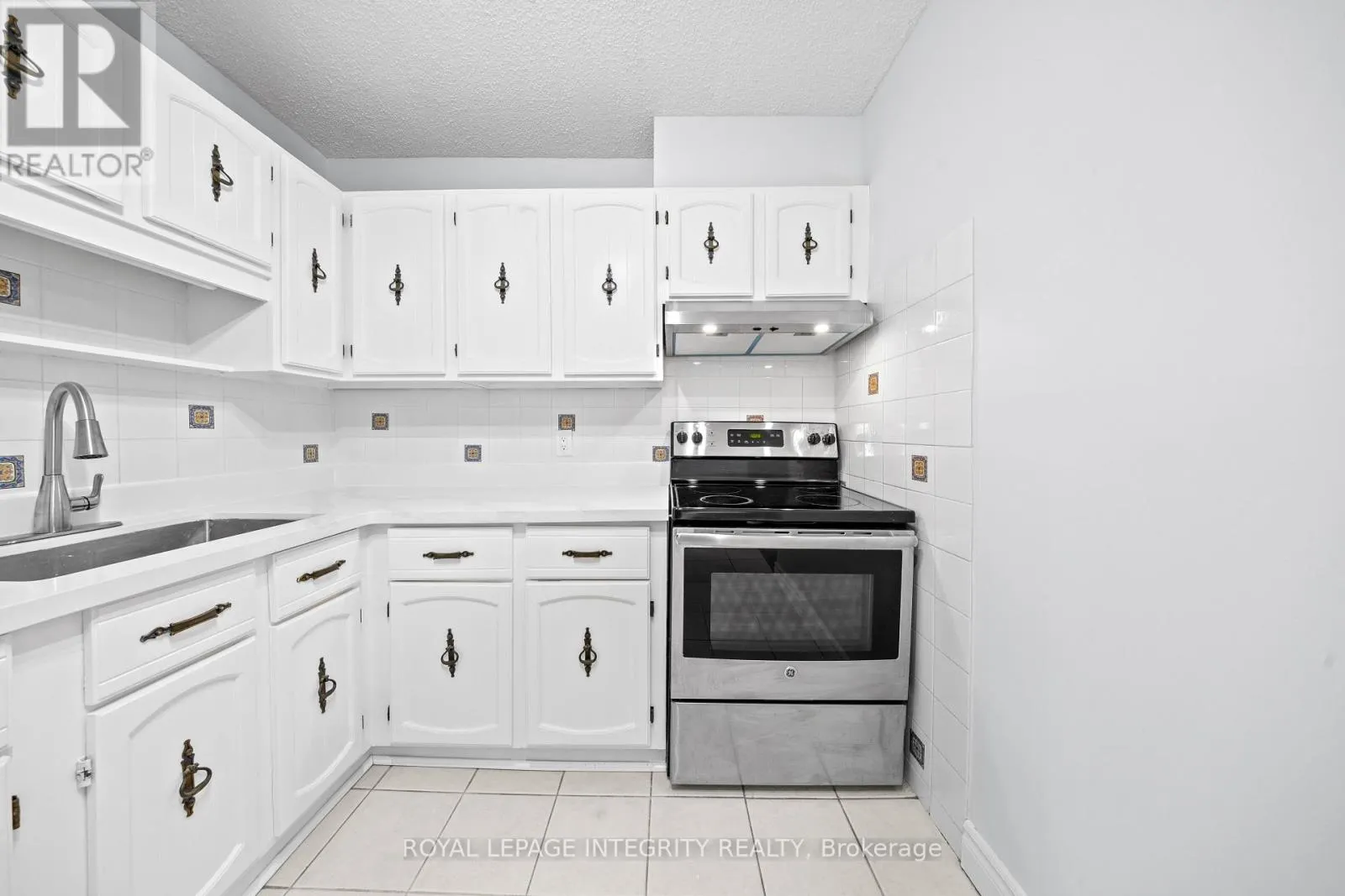 1201 - 900 DYNES ROAD