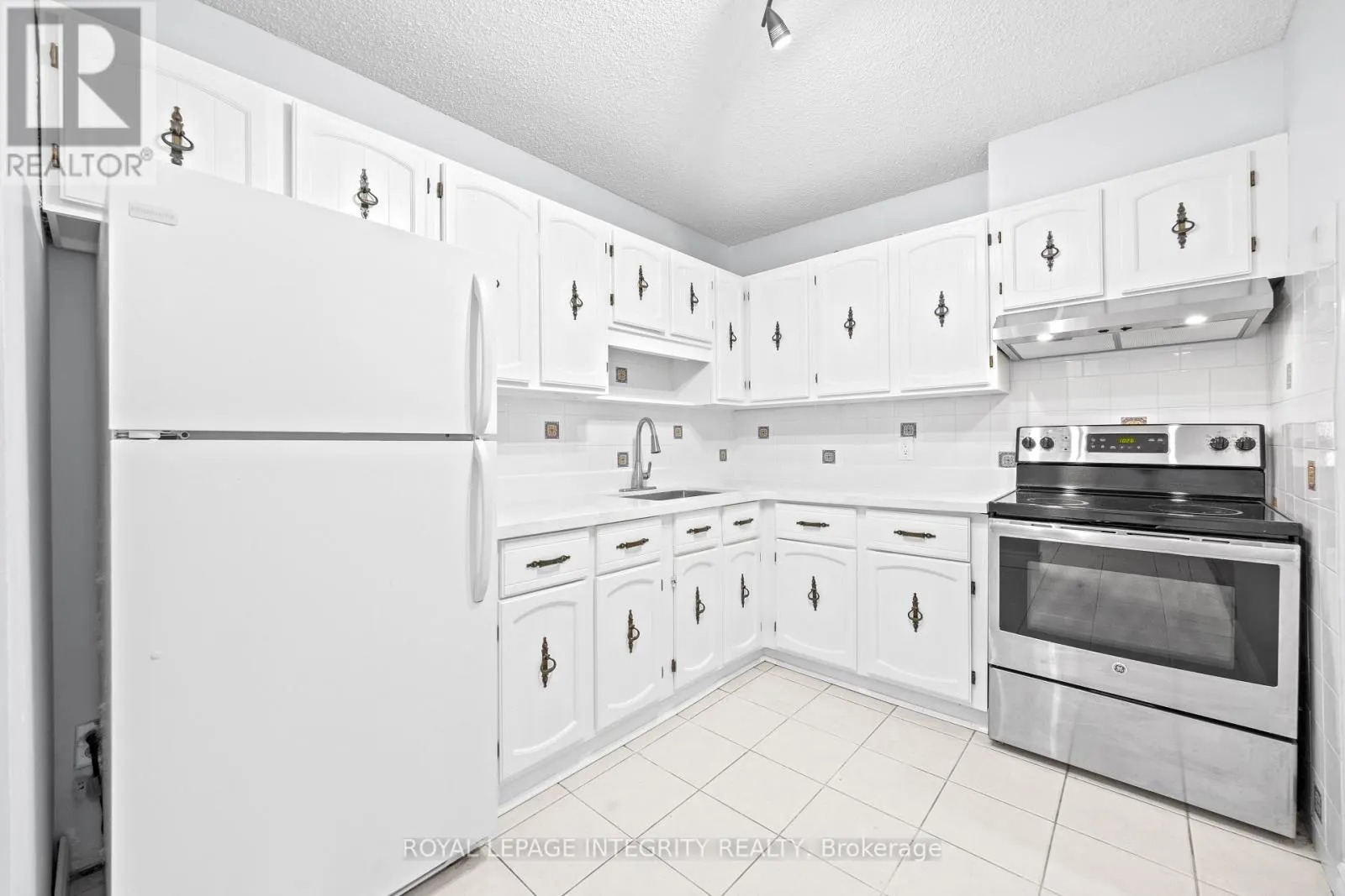 1201 - 900 DYNES ROAD