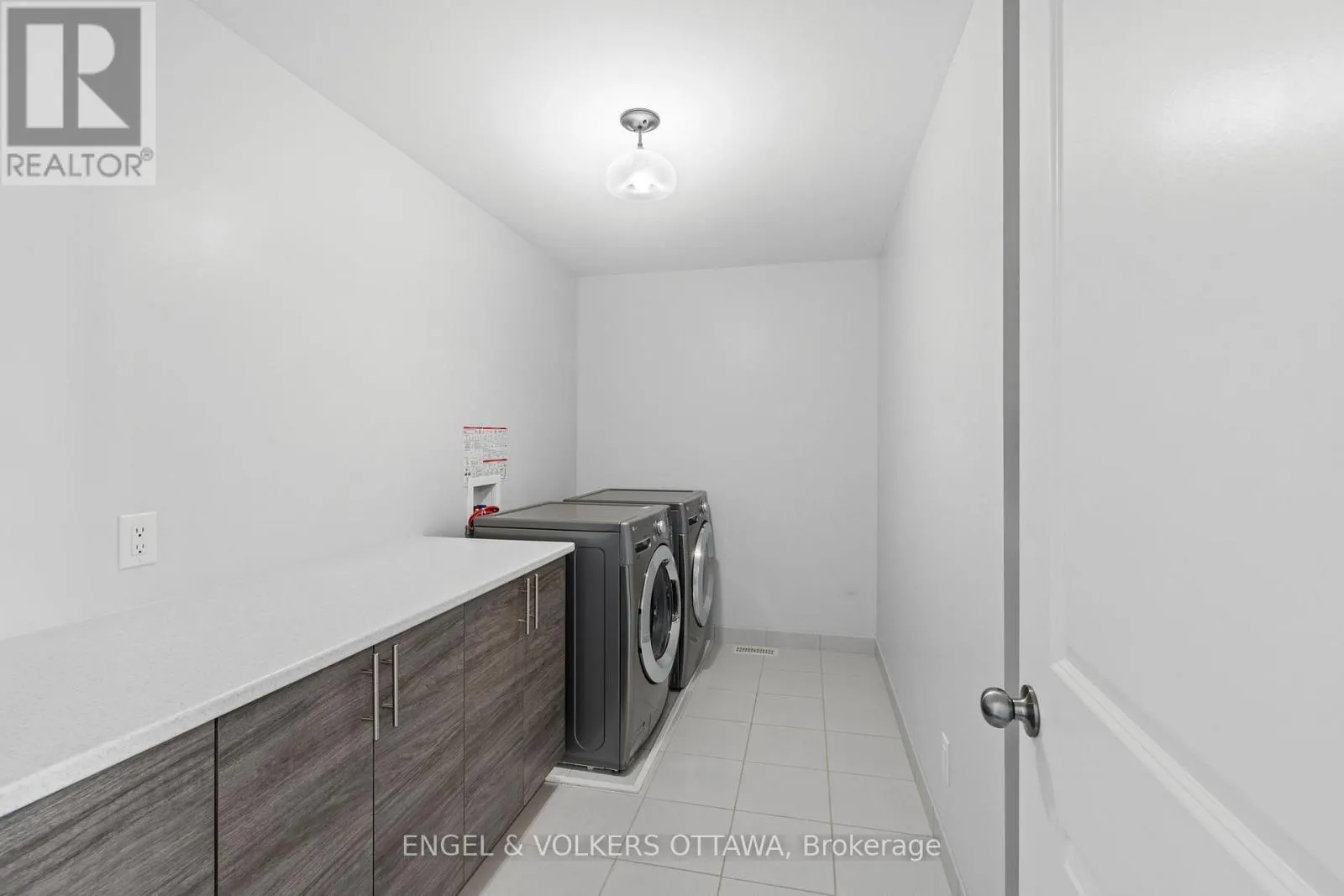 221 COOKS MILL CRESCENT