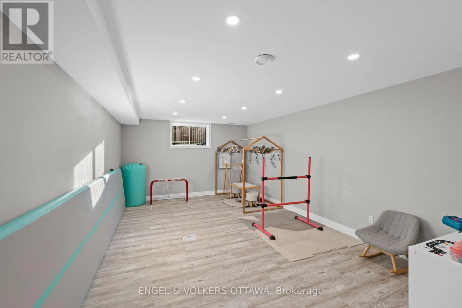 221 COOKS MILL CRESCENT